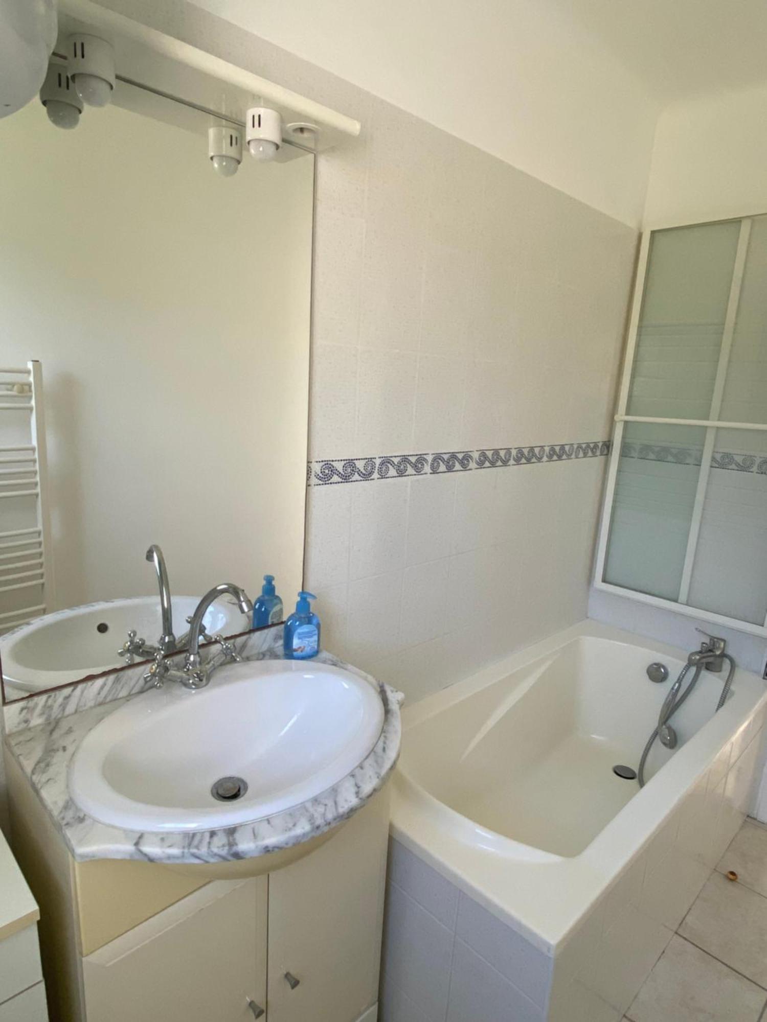 Chez Madou, T1 En Bas De Et Rez De Jardin A 900m De La Et Des Commerces * Frejus
